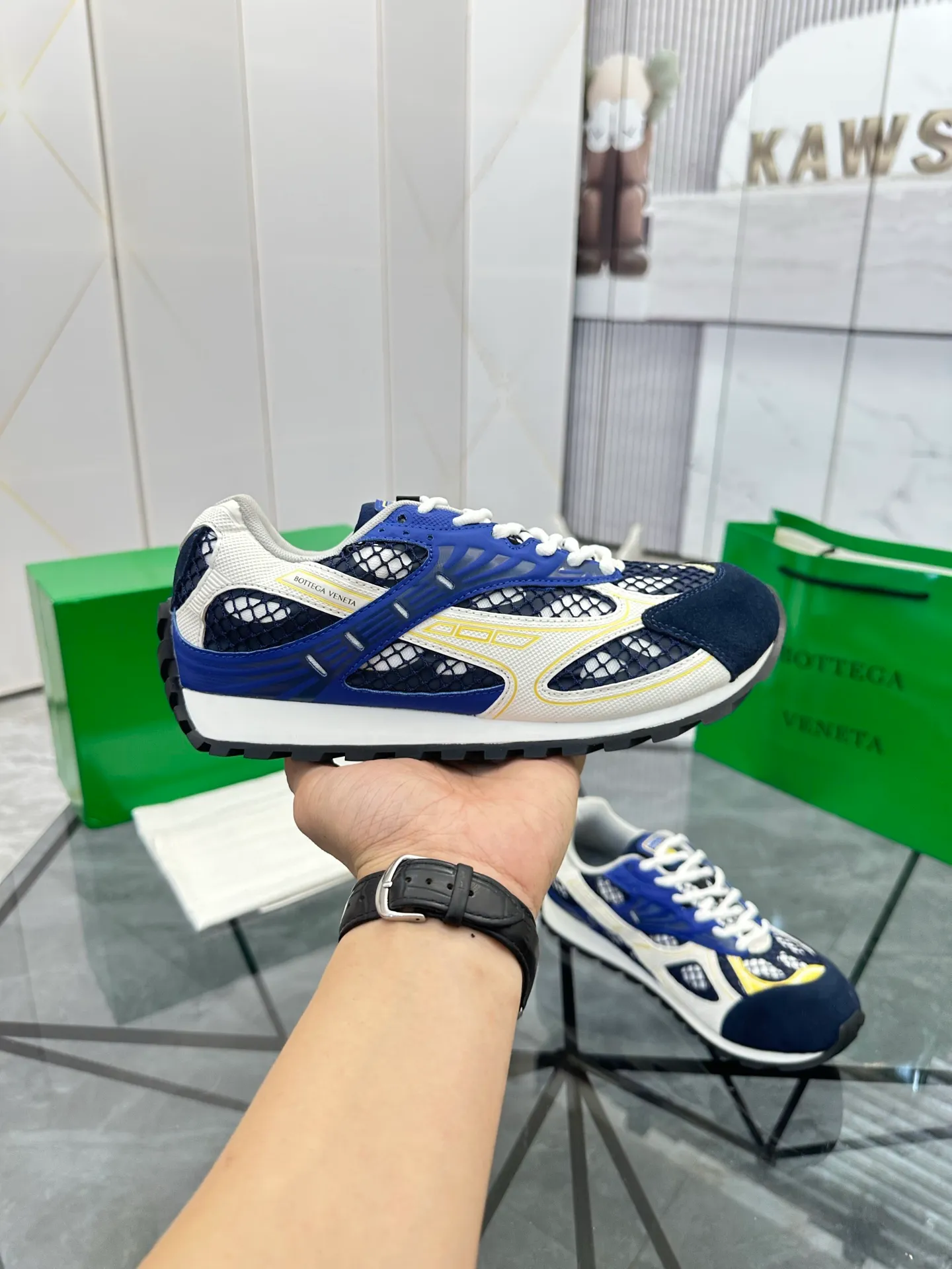 Factory men's shoes 💰: 620💰 (top version) BV Orbit sneakers Wang Yibo's same style couple's dad shoes Runner sneakers, made of lightweight technical mesh fabric. Matched with geometric pattern designed rubber outsole Wang Zha series high version Look for the package craftsmanship The actual height is much higher, but the legs are still slim. Very nice and playable and durable Matching to the standard 💯 Package shoe technology Look for the high version The outsole is made of color-blocked TPU outsole Women's model 35 36 37 38 39 40 41 (40 41 customized) Men's model 38 39 40 41 42 43 44 45. (Customized size 38 45.46) No. H345